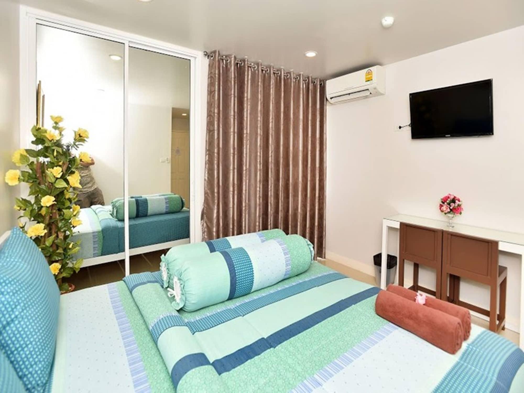 Parvena Hotel Bangkok Exterior photo