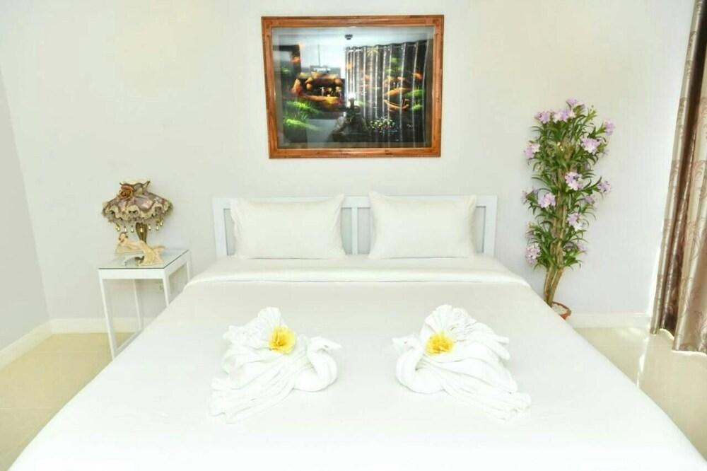 Parvena Hotel Bangkok Exterior photo
