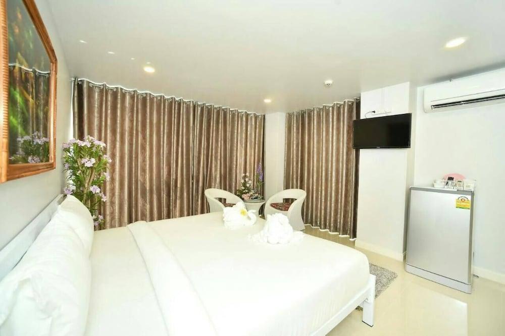 Parvena Hotel Bangkok Exterior photo