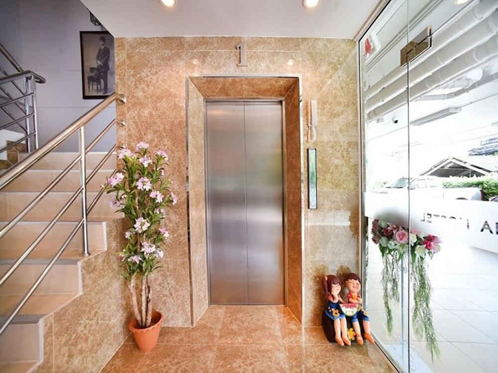 Parvena Hotel Bangkok Exterior photo